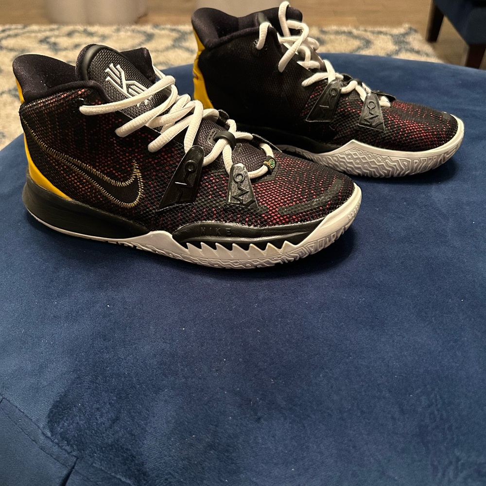 Nike Kyrie 7 VII Roswell Rayguns Black / University Gold CT4080-001 GS Size 4Y